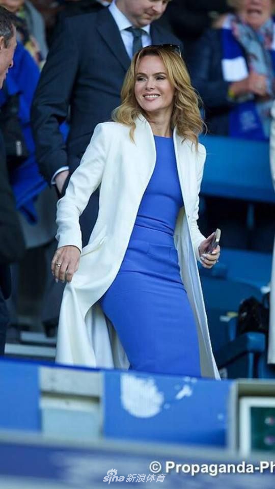 完美曲线！美女主持这身材看呆