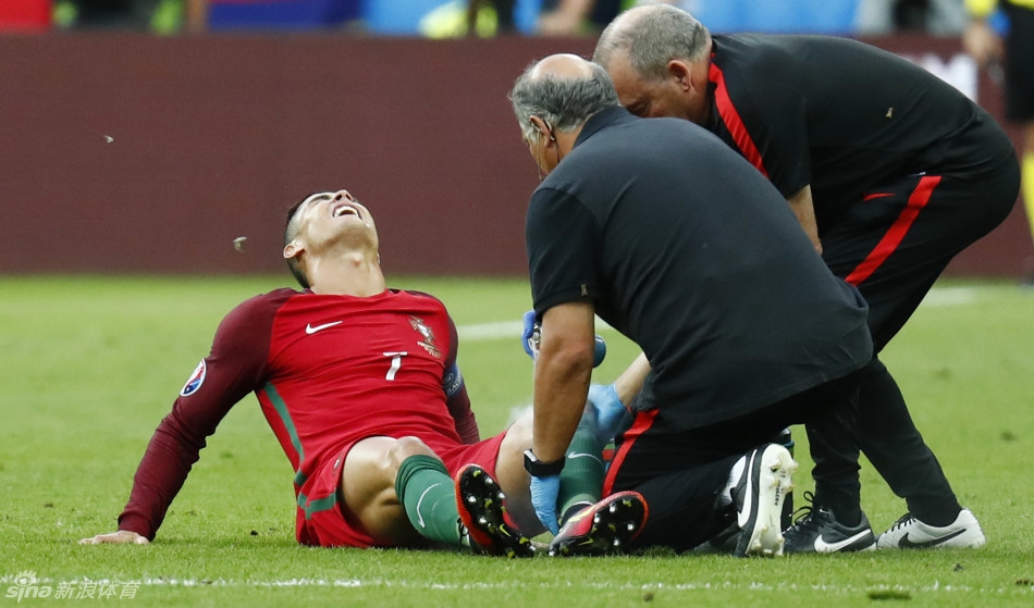 C罗圆梦3年啦！幸福高举欧洲杯