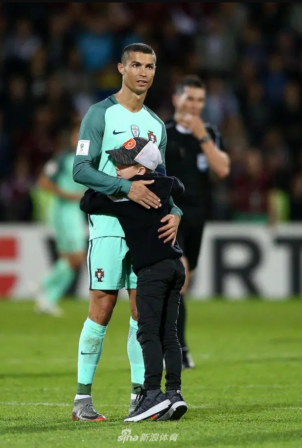 C罗这18件小事 真的把人看哭！
