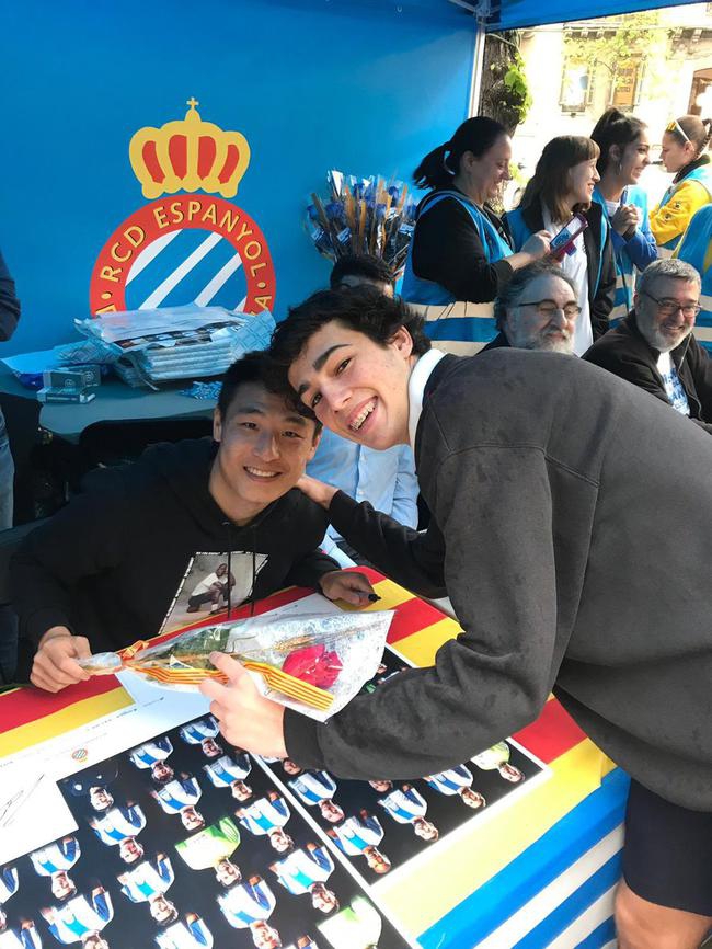 武磊体验巴塞罗那情人节 送妻子蓝色玫瑰