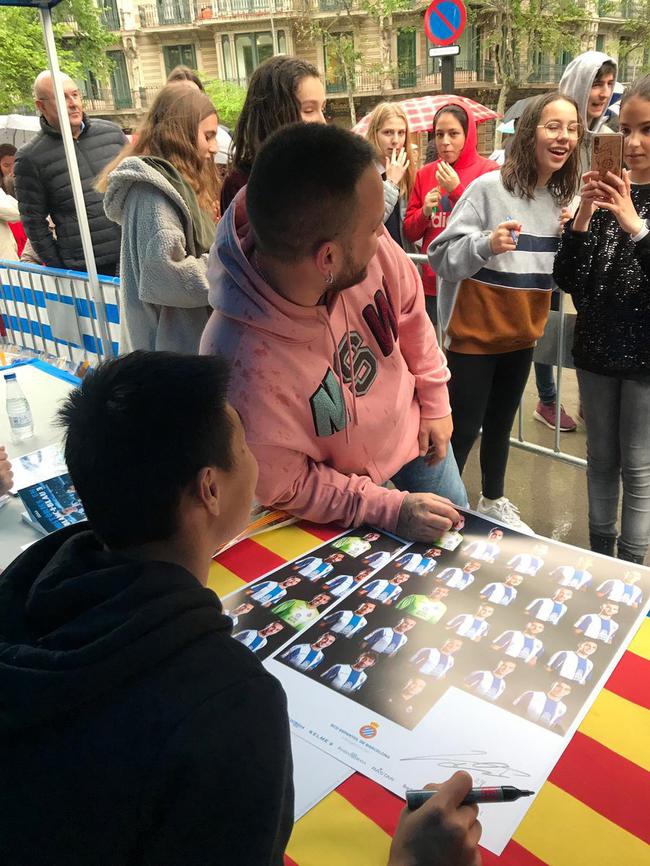 武磊体验巴塞罗那情人节 送妻子蓝色玫瑰