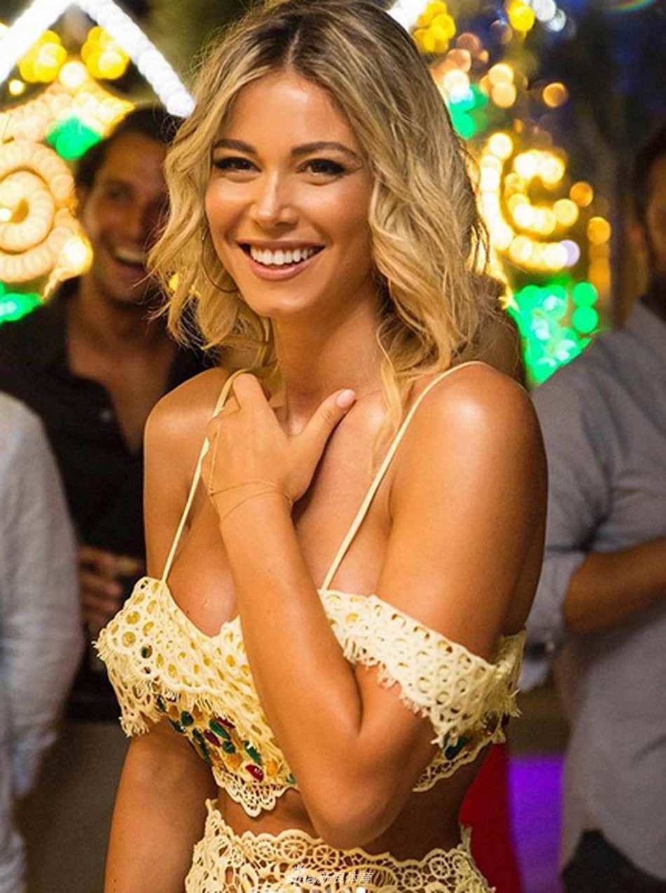 火辣身姿！美女主播泳池生日趴