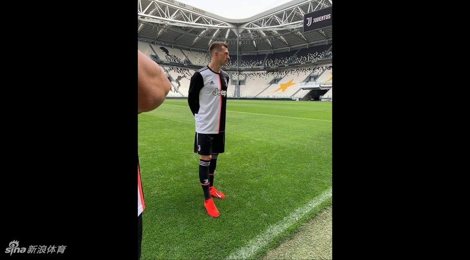 尤文新球衣谍照 黑白夹粉色太辣眼？