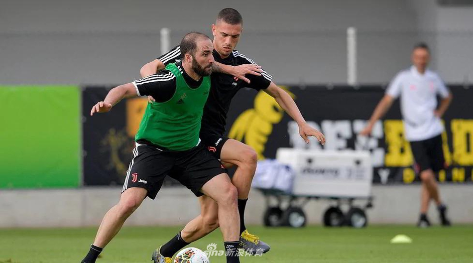 萨里尤文首训！小将布冯抢镜