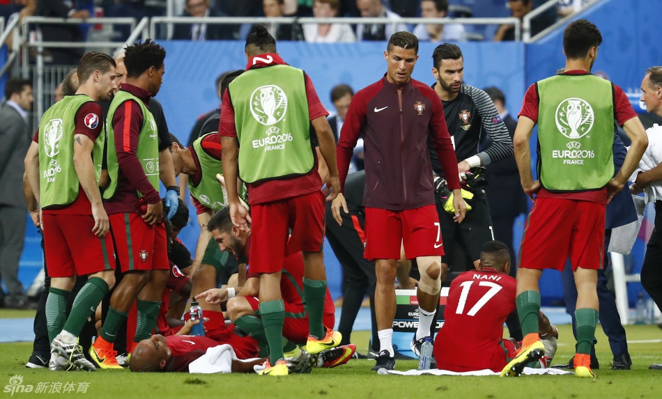 C罗圆梦3年啦！幸福高举欧洲杯