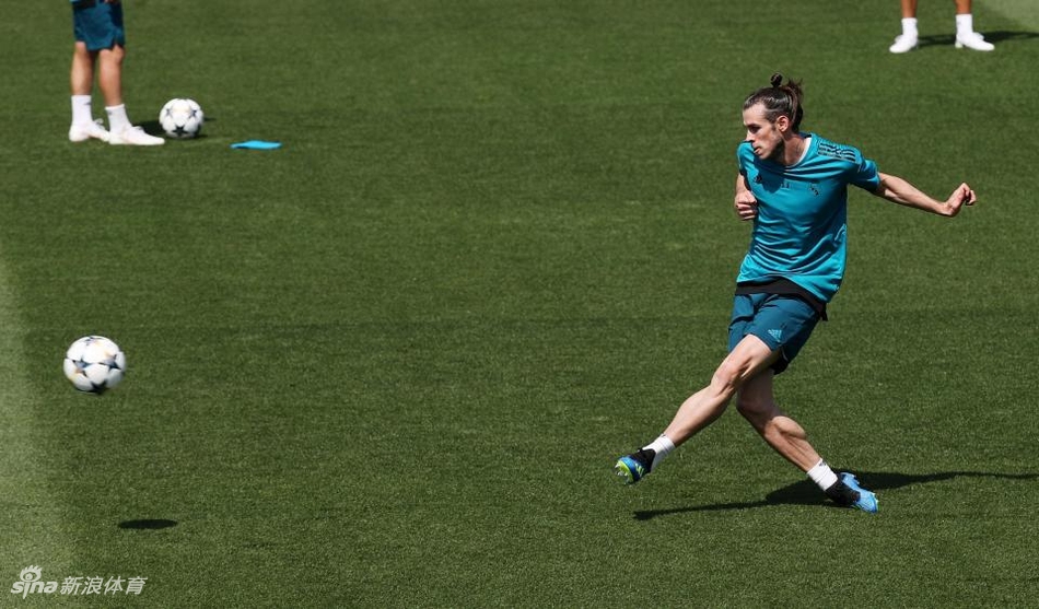 皇马训练备战欧冠决赛齐祖抢镜