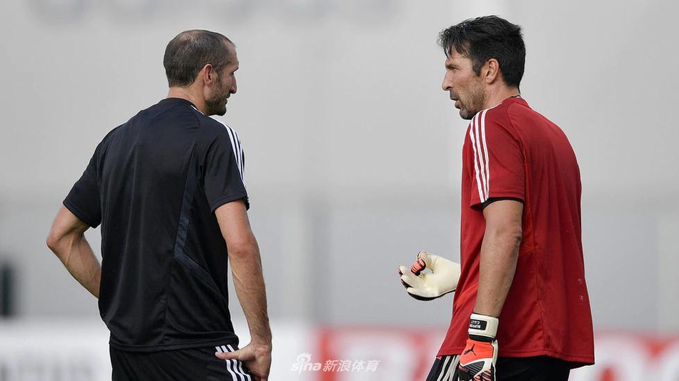 萨里尤文首训！小将布冯抢镜