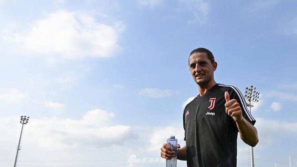 萨里尤文首训！小将布冯抢镜