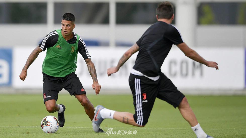 萨里尤文首训！小将布冯抢镜