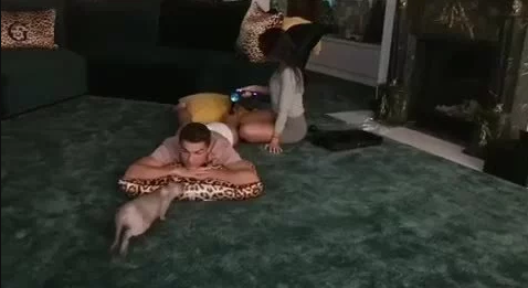 人生赢家！C罗看球撸猫 女友后面给按摩