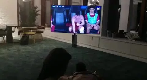 人生赢家！C罗看球撸猫 女友后面给按摩