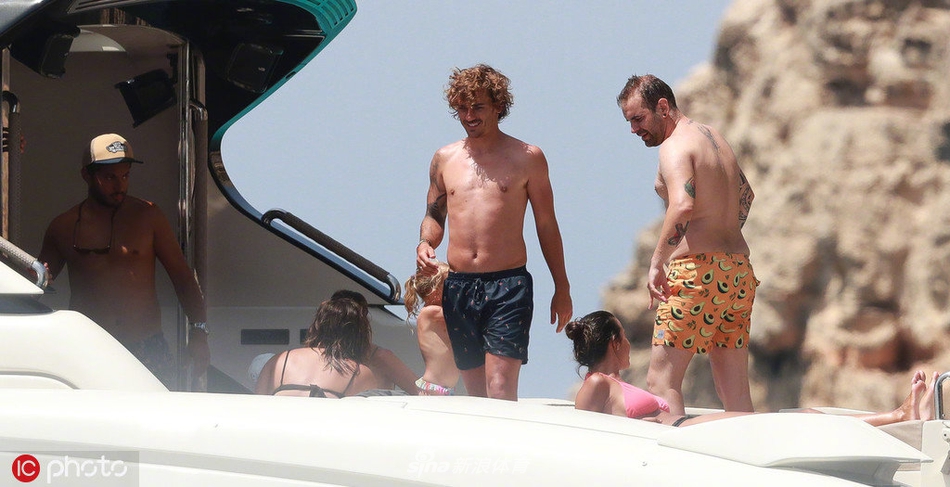 格列兹曼度假 咋胖成这模样了