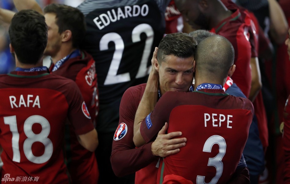 C罗圆梦3年啦！幸福高举欧洲杯