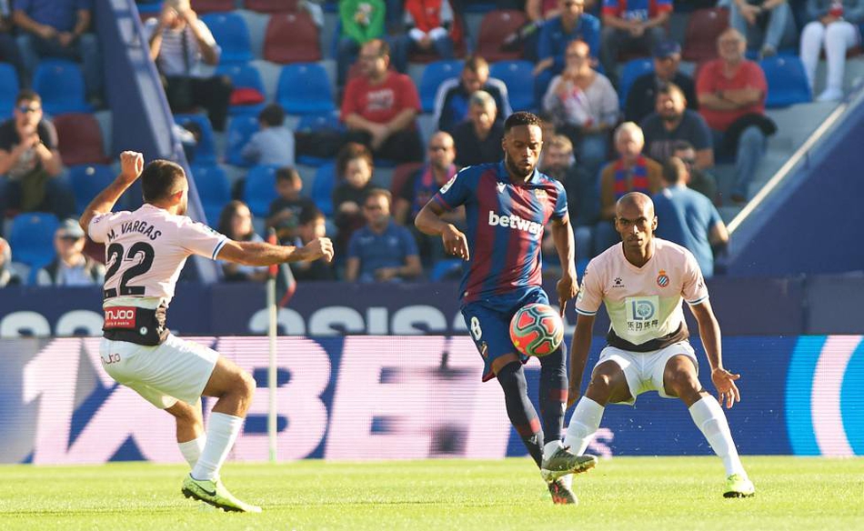 西甲闹大乌龙！这球谁看得清啊