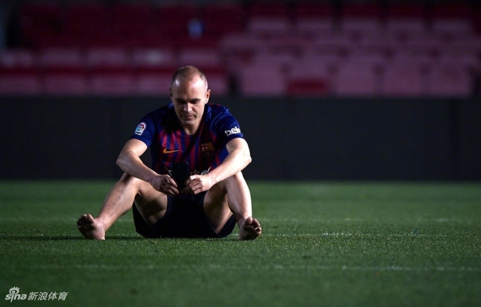 看哭！伊涅斯塔独自久坐诺坎普