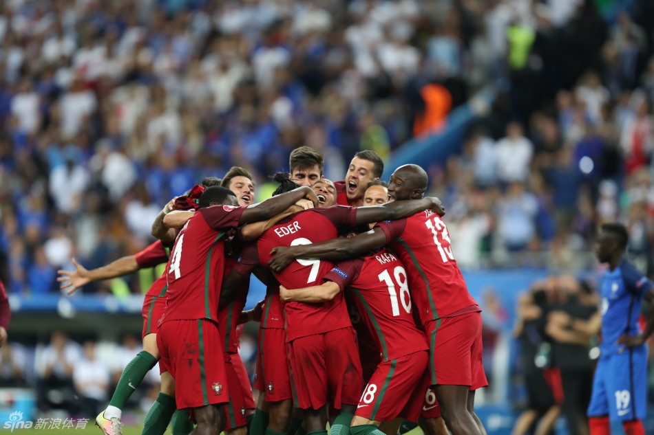 C罗圆梦3年啦！幸福高举欧洲杯