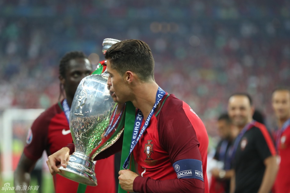 C罗圆梦3年啦！幸福高举欧洲杯