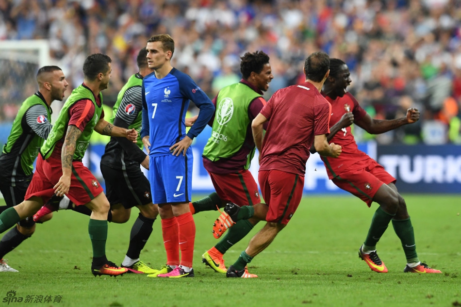 C罗圆梦3年啦！幸福高举欧洲杯