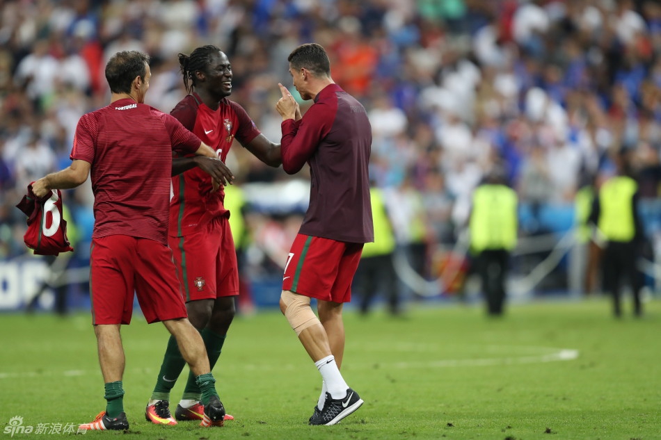 C罗圆梦3年啦！幸福高举欧洲杯