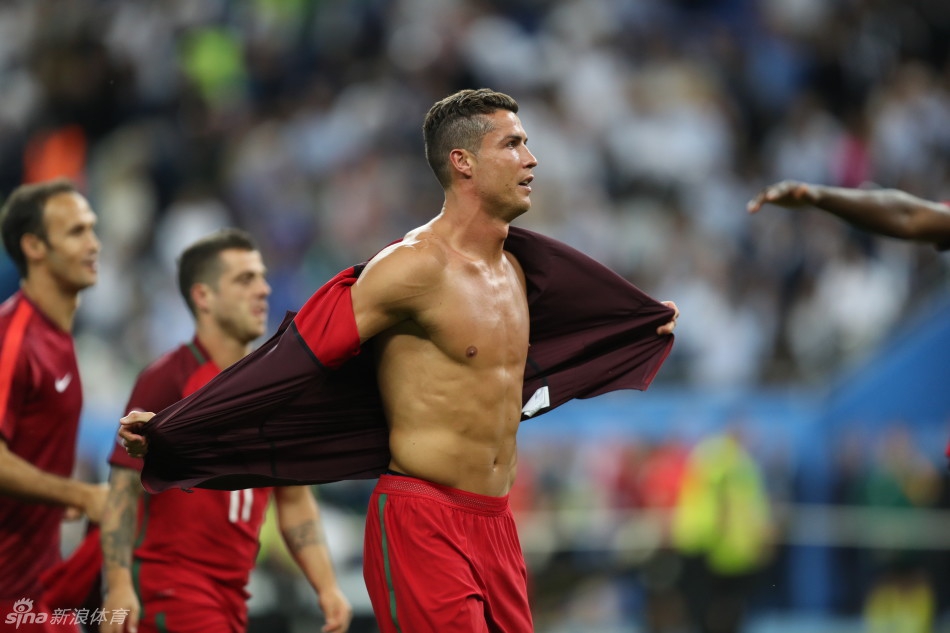 C罗圆梦3年啦！幸福高举欧洲杯