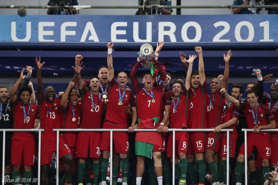 C罗圆梦3年啦！幸福高举欧洲杯