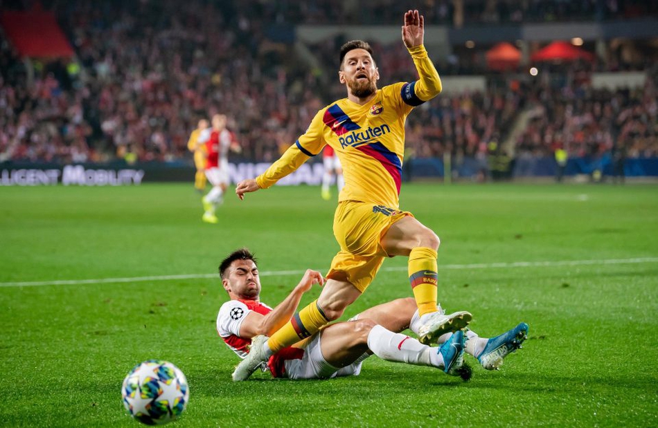 爽啊！铁卫防下梅西 激情庆祝