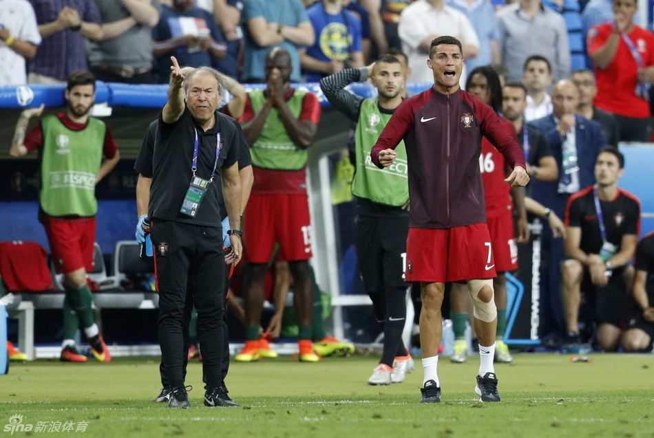 C罗圆梦3年啦！幸福高举欧洲杯