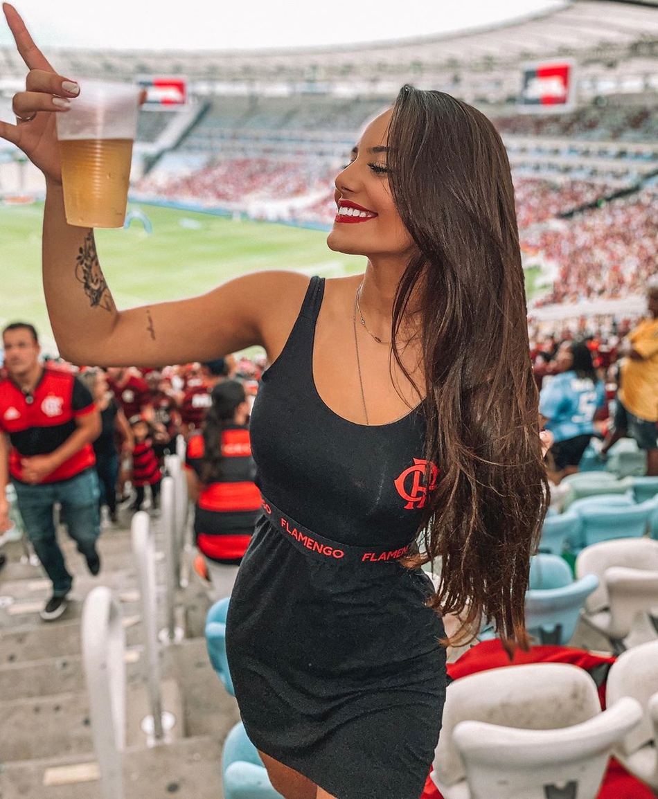 美女球迷倾心劲旅 笑颜惊艳