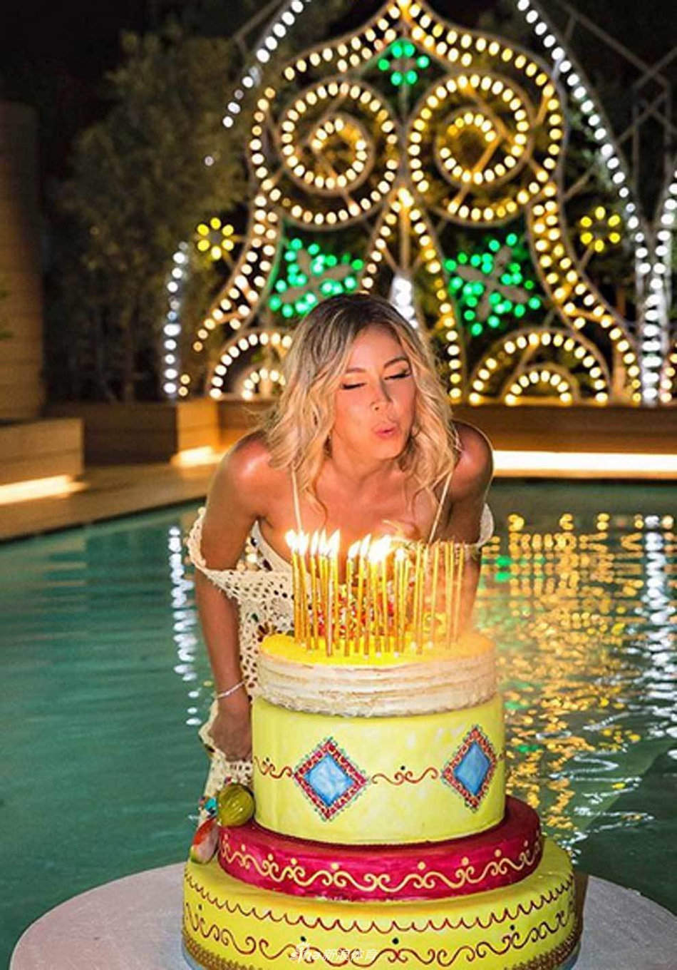 火辣身姿！美女主播泳池生日趴