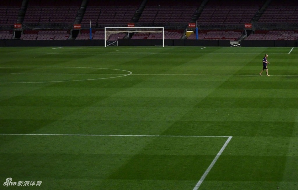 看哭！伊涅斯塔独自久坐诺坎普