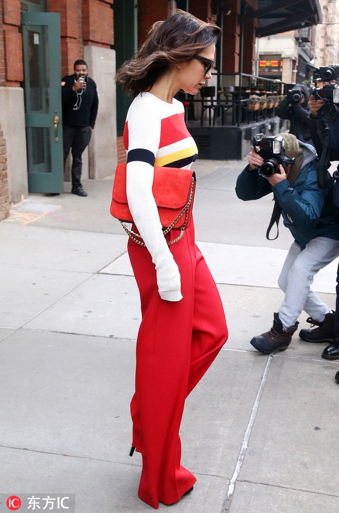 贝嫂一袭红衣性感出街