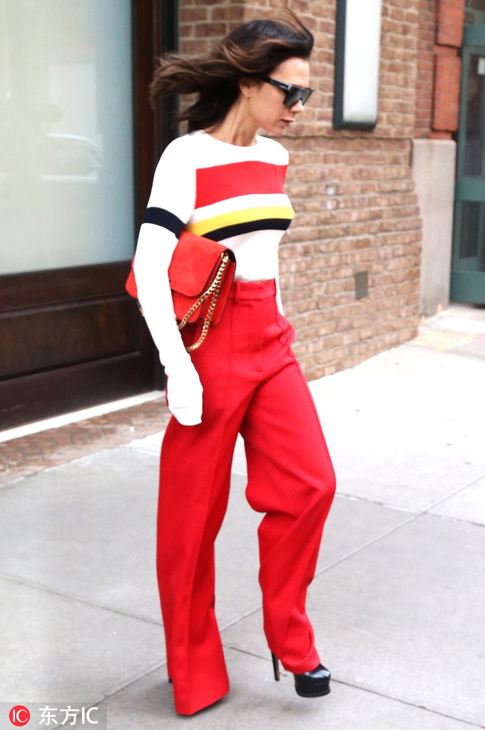 贝嫂一袭红衣性感出街