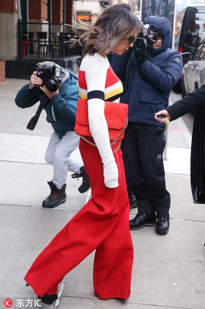 贝嫂一袭红衣性感出街