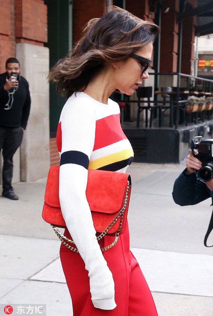 贝嫂一袭红衣性感出街