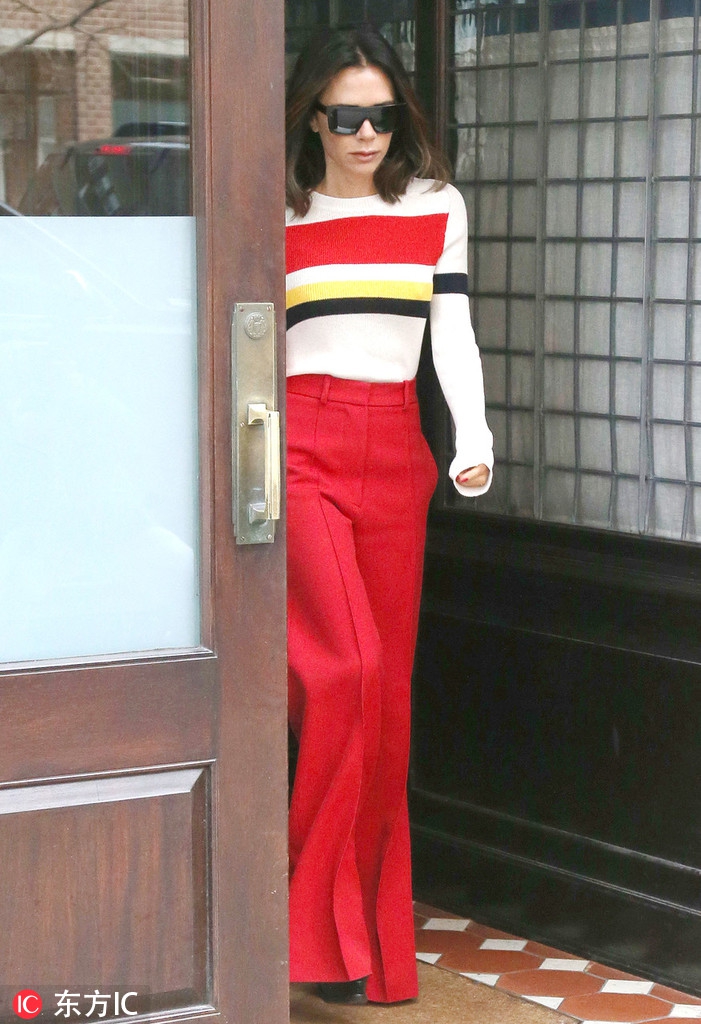 贝嫂一袭红衣性感出街