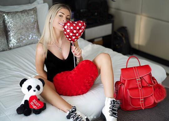 马夏尔女友 爱咬吸管的靓妹