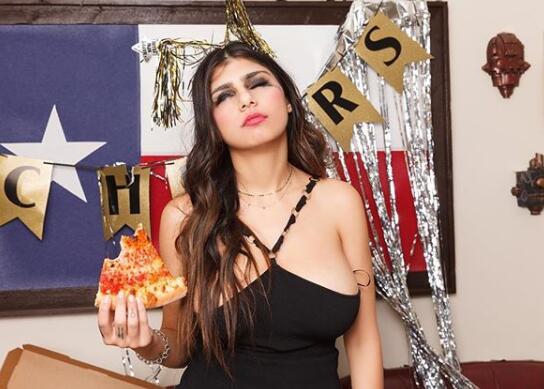 英超美女球迷 伦敦藏不住她