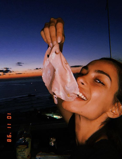 梅西前队友嫩妻私照 长腿吸睛