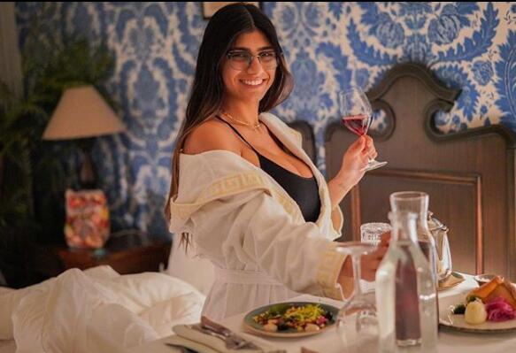 英超美女球迷 伦敦藏不住她