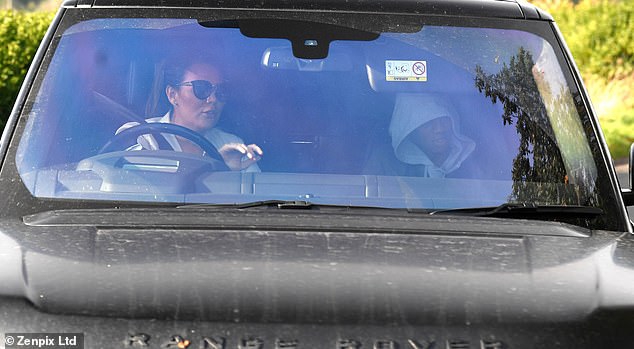 阿什利-扬由妻子送来