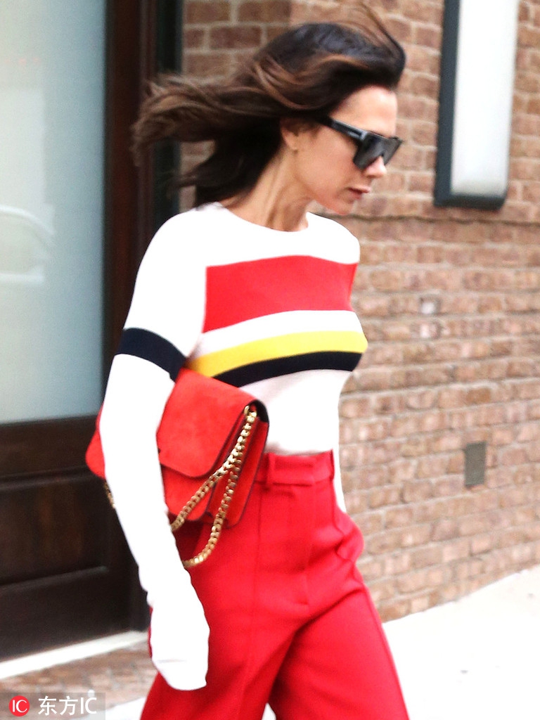 贝嫂一袭红衣性感出街