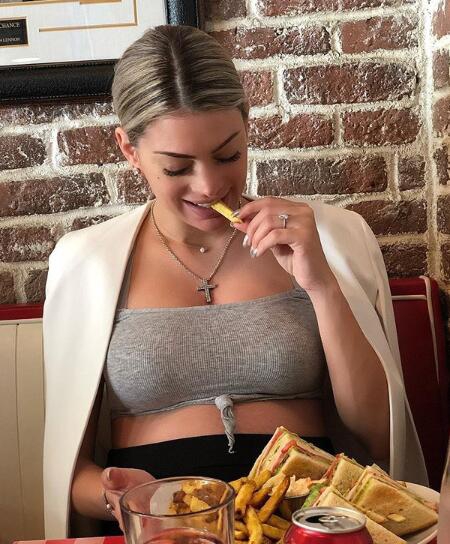 马夏尔女友 爱咬吸管的靓妹