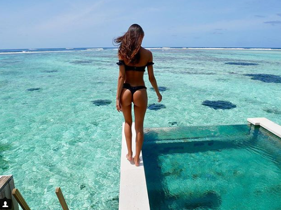 梅西前队友嫩妻私照 长腿吸睛