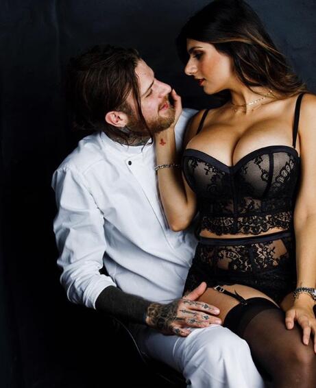 英超美女球迷 伦敦藏不住她