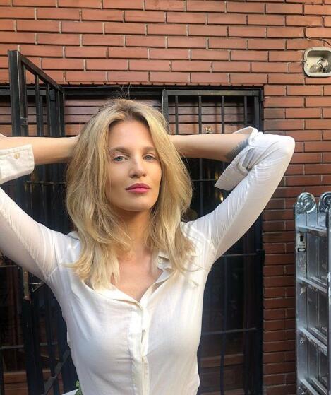 皇马新帅模特妹妹美照