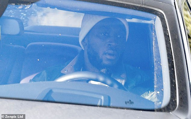 卢卡库感受到了冬天的寒冷戴上了帽子