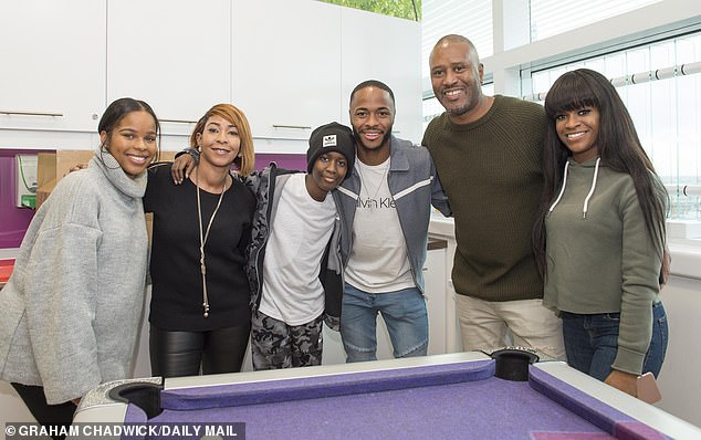 曼城明星帮助小球迷抗击癌症