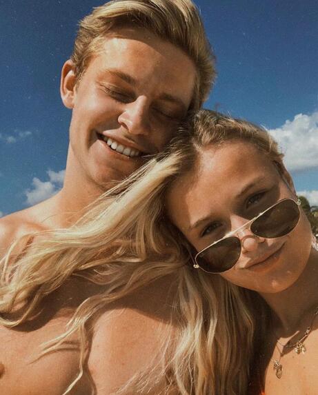 身价8000万爆红新星香艳女友