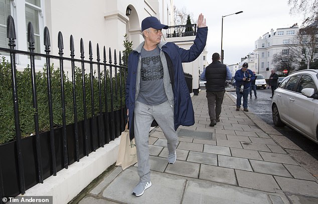 穆里尼奥下课后首被街拍