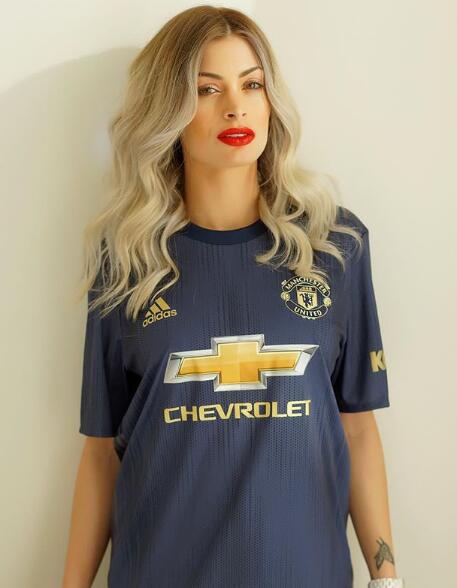 马夏尔女友 爱咬吸管的靓妹